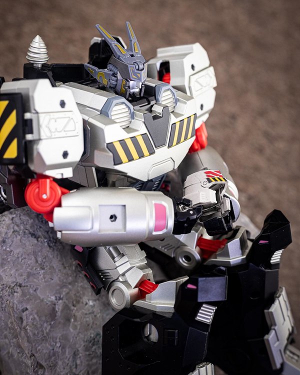 Reformatted R 40 Jaguar With Tyrantron Upgrade Kit From Mastermind Creations  (10 of 14)